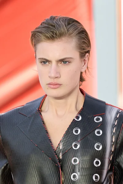 Look 16
